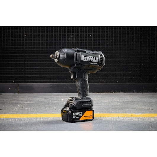 Cheie cu impact DEWALT® x McLaren F1 Team 18V XR® fără perii, inel de reținere de 1/2", cu cuplu ridicat - 2 acumulatori de 5Ah DCF99MP2TQW – imagine 5