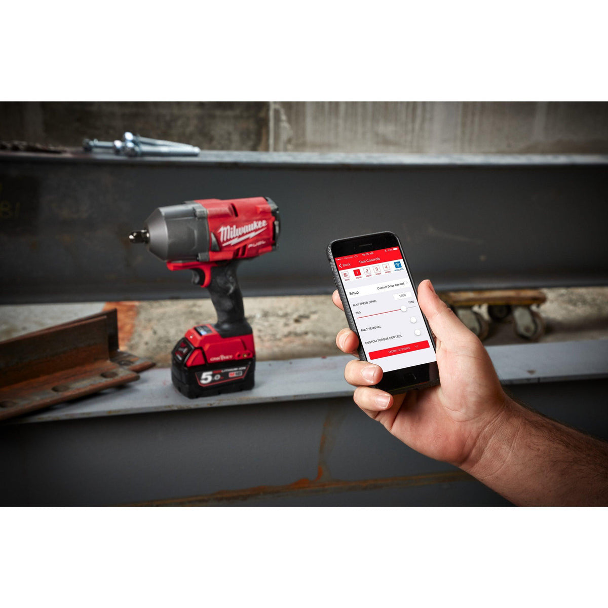 Cheie de impact Milwaukee 1/2″ 1356Nm 18V M18ONEFHIWF12-502X, ONE-KEY™ M18 FUEL™, cuplu ridicat și inel de fixare, cod 4933459727, 2 x M18 B5 acumulator, M12-18 FC încărcător, cutie HD – imagine 2