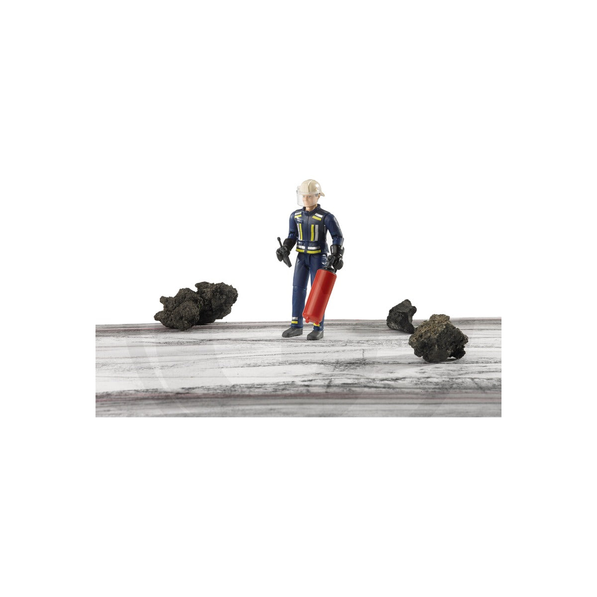 Figurina pompier cu extinctor si accesorii, scara 1:16 Bruder 60100 – imagine 3