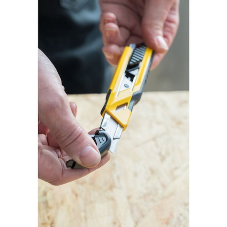 CUTTER GLISANT MANER BIMATERIAL 18mm CU 3 LAME STANLEY® STHT102660 – imagine 4