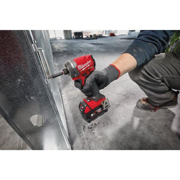 Mașină de înșurubat cu impact Milwaukee 1/4″ Hex 226Nm 18V M18 FID3-502X, sistem M18 FUEL™, 2 x acumulator M18 B5, 1 x încărcător M12-18 FC, 1 x cutie HD 4933479865 – imagine 4