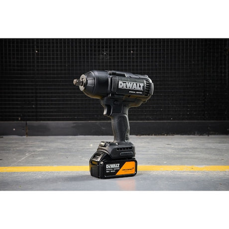 Cheie cu impact DEWALT® x McLaren F1 Team 18V XR® fără perii, inel de reținere de 1/2", cu cuplu ridicat - 2 acumulatori de 5Ah DCF99MP2TQW – imagine 5