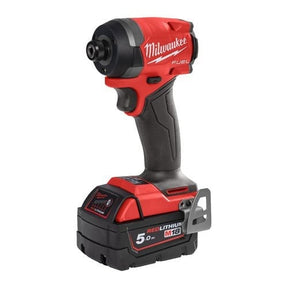 Mașină de înșurubat cu impact Milwaukee 1/4″ Hex 226Nm 18V M18 FID3-502X, sistem M18 FUEL™, 2 x acumulator M18 B5, 1 x încărcător M12-18 FC, 1 x cutie HD 4933479865