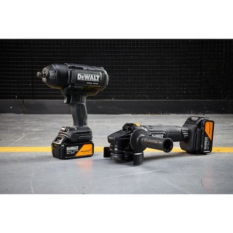 Set 2 unelte DEWALT® x McLaren F1 Team 18V XR® Ediție Specială: cheie de impact cu cuplu mare și polizor unghiular – 2 x acumulator 5Ah DCK2225MP2TQW – imagine 6