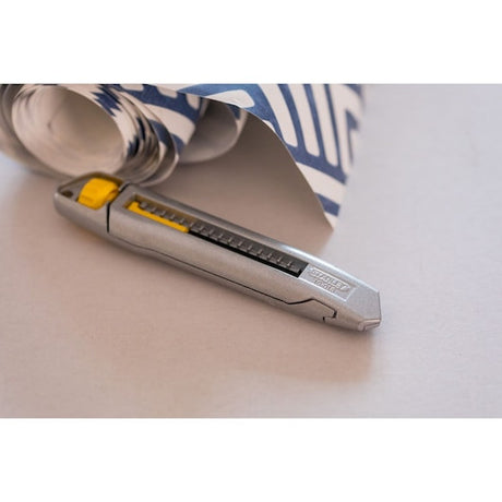 Cuțit cu lamă segmentată STANLEY® InterLock® de 18 mm, metalic 10018 – imagine 2