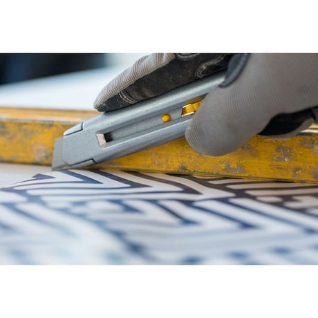 Cuțit cu lamă segmentată STANLEY® InterLock® de 18 mm, metalic 10018 – imagine 6
