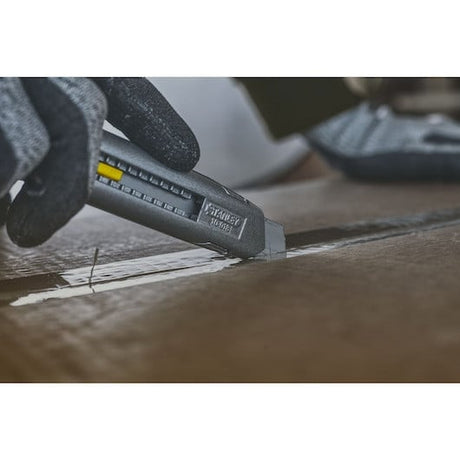 Cuțit cu lamă segmentată STANLEY® InterLock® de 18 mm, metalic 10018 – imagine 3