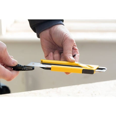 CUTTER GLISANT MANER BIMATERIAL 18mm CU 3 LAME STANLEY® STHT102660 – imagine 5