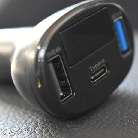 incarcator-auto-1xusb-qc3-0-1xusb-2-4a-1xusb-type-c-cu-afisaj-tensiuneputere-led-2